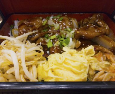 Japon gıda ayarla, tavada kızartılmış domuz soya soslu beyaz susam ve soğan, pirinç ile tepesinde ile serpilir. Ve yan yemekler kızarmış fasulye filizi, şeritler ve kimchi omlet. Tüm bu geleneksel Japon pirinç kutusunda servis edilir.