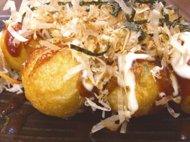 Bir Japon çerezim un, patatesten yapılan şal ahtapot parçalarını içeren küçük yuvarlak toplar şeklinde Takoyaki