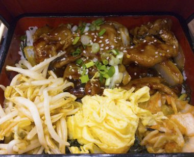 Japon gıda ayarla, tavada kızartılmış domuz soya soslu beyaz susam ve soğan, pirinç ile tepesinde ile serpilir. Ve yan yemekler kızarmış fasulye filizi, şeritler ve kimchi omlet. Tüm bu geleneksel Japon pirinç kutusunda servis edilir.