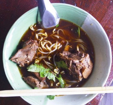 Erişte çorbası, Çin tıbbı ile buharda ördek ve yan yemekler ile lahanası ve kişniş.