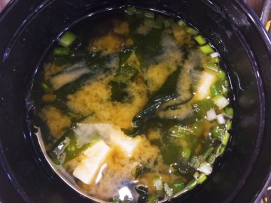 Miso çorbası çeşitli Japon yemekleri yenen bir Japaneses çorba yemektir. Sıcak miso çorbası yemek daha lezzetli olun. Miso, doğranmış havuç, beyaz tofu, soğan, milin, deniz yosunu ve haşlanmış balık çorbası malzemeler vardır.