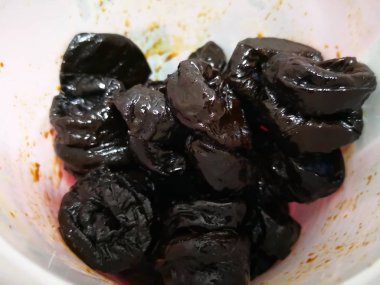 Kuru Erik, Beyaz kutunun içini tohumlardır.