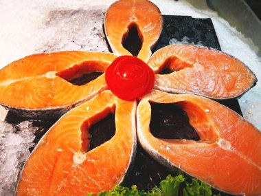 Gıda kavramı. Birçok dilimlenmiş taze somon içinde belgili tanımlık tepsi süpermarkette Satılık buzlu parçalarıdır. Seçici odak ve kopya alanı.