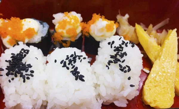 Suşi Japon Bir Besindir Kırmızı Kutusunda Kalıp Pirinç Siyah Susam — Stok fotoğraf