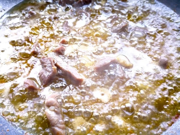 Gesalzenes Rindfleisch Wird Kochendem Einer Silbernen Pfanne Gebraten — Stockfoto