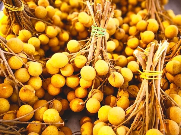 Meyve kavramı. Birçok demet longan süpermarkette Satılık rattan sepet içinde vardır. Seçici odak ve kopya alanı.