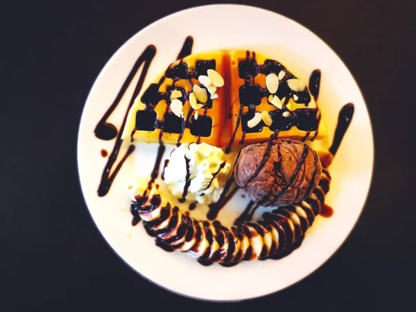 Essen Und Dessert Konzept Waffeln Mit Schokoladeneis Weiße Schlagsahne Bananenscheiben — Stockfoto