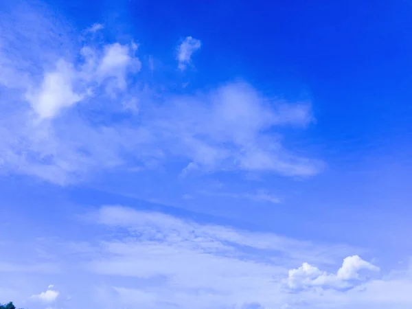 Nuvens Flutuavam Pelo Céu Azul — Fotografia de Stock