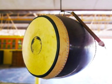 Davul ve yarasa Tapınağı hall tavanda asılı olan. Zaman her gün rahip görevleri gerçekleştirmek için tapınakta söylemek için. Seçici odak ve kopya alanı.