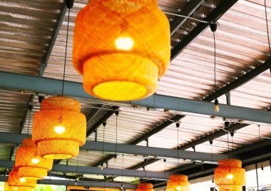 El yapımı doğal dekorasyon konsepti. El yapımı bambu fener, tavanda ışık için dekore edilmiştir. Seçici odak ve kopya alanı.