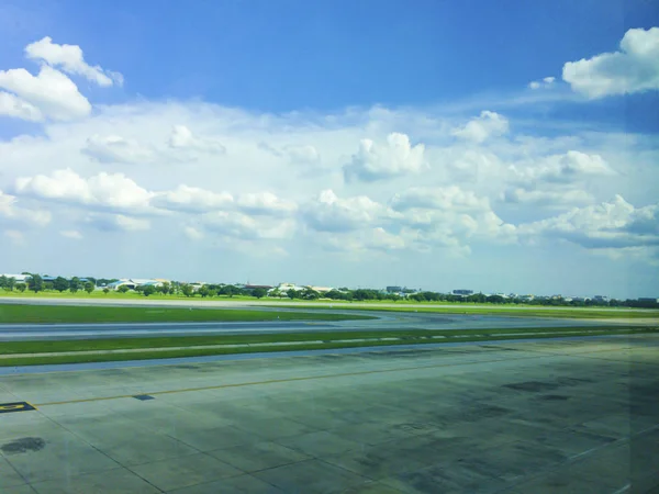 Céu Azul Acima Solo Aeroporto Pista Feita Cimento Área Torno — Fotografia de Stock