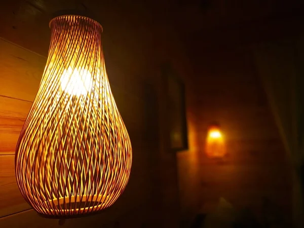 Ev dekorasyon ve el yapımı doğal dekorasyon konsepti. El yapımı bambu fener, tavanda ışık için dekore edilmiştir. Seçici odak ve kopya alanı.