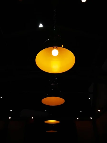 생활의 개념은 어두운 곳에서 개념입니다 램프에 노란색 전구입니다 그것은 어두운 — 스톡 사진