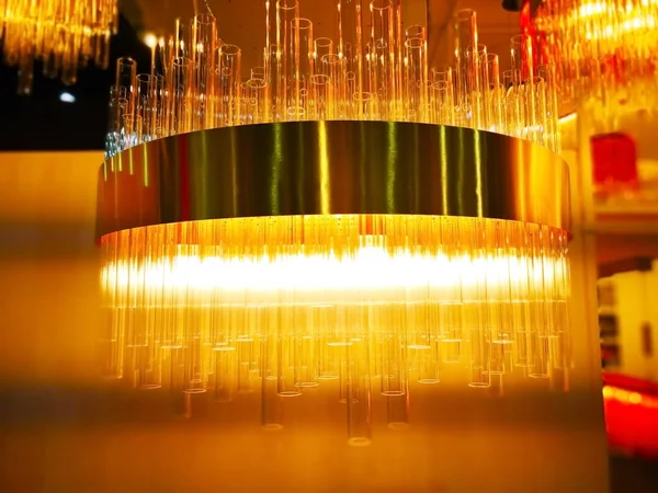 Koncepcja Dekoracji Wnętrz Lampy Wykonane Małych Szklanych Rurek Został Powieszony — Zdjęcie stockowe