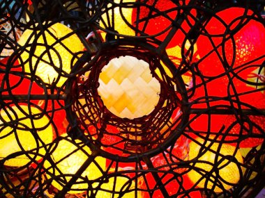 Işık topu işçiliği, küçük küreler ile kahverengi rattans dokuma kutusunda paketlenmiştir. dekorasyon konsepti.