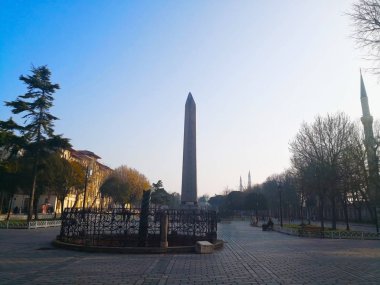 Central park, Istanbul, Türkiye-Mart 29, 2018: geç sabahın erken saatlerinde kış, Sultanahmet Camii yakın genel parkta. Turistik Sultanahmet Camii ziyaret etmek için bekleyen vardır.