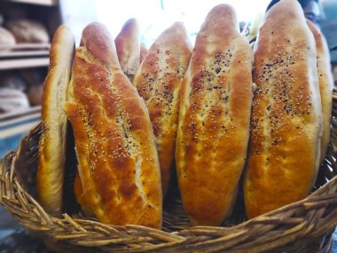 Yemek kavramı. Satılık eski hasır sepet içinde düzenlenmiş siyah beyaz susam ile Türk ekmek hazır. Seçici odak, kapatın ve alanı Kopyala.