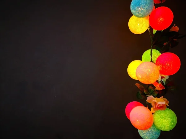 Buquê Bolas Iluminação Coloridas Que Estão Lado Direito Fundo Marrom — Fotografia de Stock