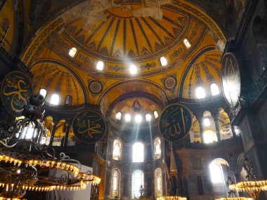 Ayasofya İstanbul, Türkiye-Mart 30, 2018: güzel tavan içinde büyük salonu, Ayasofya, hangi ışık geçmesine izin vermek için birçok windows ve her pilla Islam sembolü temsil Arapça işareti var.