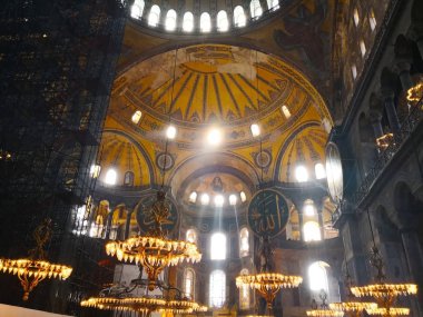 Ayasofya İstanbul, Türkiye-Mart 30, 2018: iç aydınlatmak ışık geçmesine izin vermek için çok pencere ve birçok lambalar aşağı asılı olan güzel tavan içinde büyük salonu, Ayasofya,.