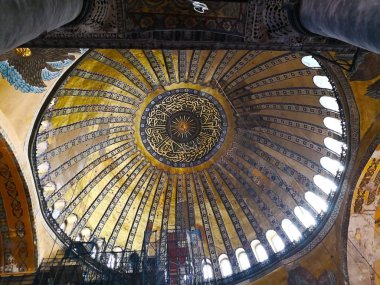 Ayasofya İstanbul, Türkiye-Mart 30, 2018: bir Ayasofya'nın kubbe altında güzel tavanlar. Duvardaki sarı ve Arapça desenler siyah ve altın renkleri ile dekore edilmiş ışık ile boyanır.