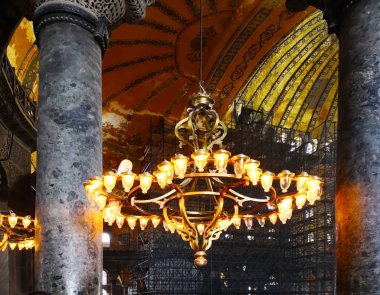 Ayasofya İstanbul, Türkiye-Mart 30, 2018: güzel tavan içine de Ayasofya'nın büyük salonda asılı sarı ışık yanar Türk lamba.