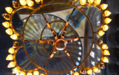 Ayasofya İstanbul, Türkiye-Mart 30, 2018: güzel tavan içine de içinde Ayasofya asılı sarı ışık yanar pirinç Türk lamba Merkezi.