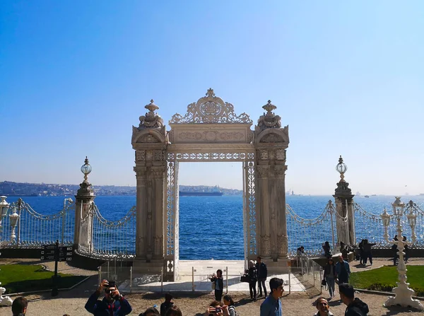 Dolmabahçe Sarayı İstanbul, Türkiye-Mart 30, 2018: sıva kapı boğaz Istanbul 'un Avrupa yakasında, Marmara Denizi kıyısında yer alır.