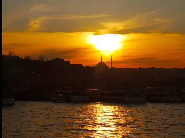 Стамбул Туреччина Березень 2018 Сонця Падають Неба Позаду Мечеть Доці — стокове фото