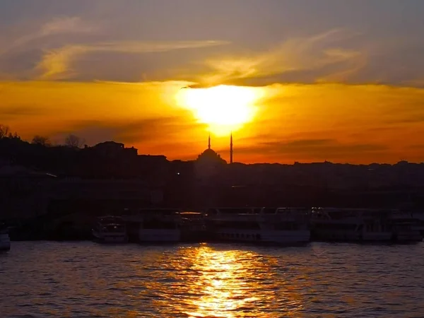 Istanbul Turquie Mars 2018 Soleil Tombe Ciel Derrière Mosquée Quai — Photo