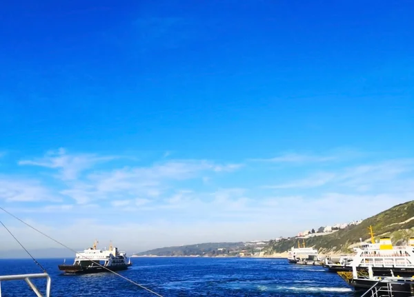 Doğal ve Turizm kavramı. Birçok seyahat tekne masmavi deniz ve açık mavi gökyüzü yelken. Bulanık arka plan ve kopya alanı.
