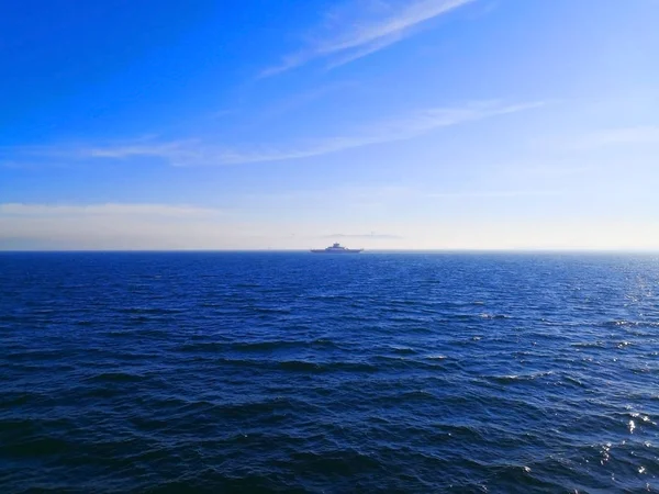 Conceito Viagem Transporte Manhã Inverno Navio Está Navegando Sozinho Mar — Fotografia de Stock