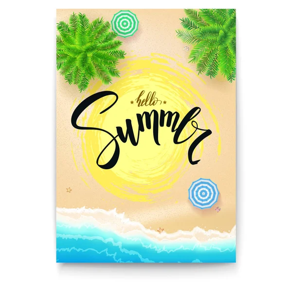 Sommerstrandküsten. Sommerposter mit handgeschriebenem Text, Pinselstift-Schriftzug. Vorlage für touristische Veranstaltungen, Reisebüro-Aktionen. tropische Landschaft, Meer, Sand, Sonnenschirm, Palmen, Blick von oben — Stockvektor