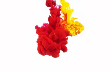 Beyaz arka plan üzerinde sıçrama izole sarı ve kırmızı mürekkep. Suda dönen mürekkep. Renkli mürekkep su damlacıkları. Soyut renkli girdap arka plan. İpeksi akrilik bulut içinde sıvı.