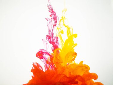 İki su altında karıştırılarak mürekkep damlacıkları görüntüsü. Renk sıvı içine düştü ve hareket ederken fotoğraflandı. Beyaz arka plan üzerinde izole sıçrama mürekkep. Arka plan.