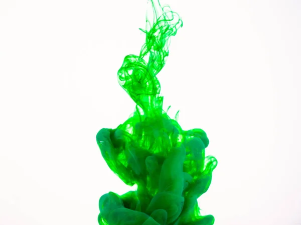 Imagen de pintura verde disolviéndose en agua. Detallada foto de pintura verde cayó en líquido, fondo abstracto. Explosión de acrílico verde en líquido. Salpicadura colorida fotografiada mientras está en movimiento . —  Fotos de Stock