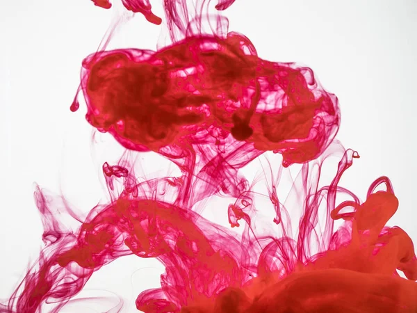 Fondo abstracto de la explosión de tinta roja acrílica bajo el agua. Colorido fondo de explosión de tinta roja. Proceso de disolver pintura acrílica en agua. Fondo abstracto increíble . — Foto de Stock