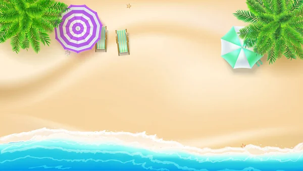 Берег моря и песчаный пляж, ровный. Вид сверху песчаного пляжа с летними аксессуарами. Летний пляж, пальма, волны для серфинга, зонтик, шезлонги. Векторный фон лучших моментов лета . — стоковый вектор
