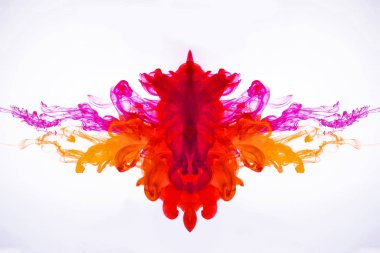 Mürekkep sıvı akan. Su altında Boya karıştırma. Eğri duman çekimde fotoğraflandı. Beyaz arka plan üzerinde izole su akan akrilik mürekkep damlaları. Soyut desen