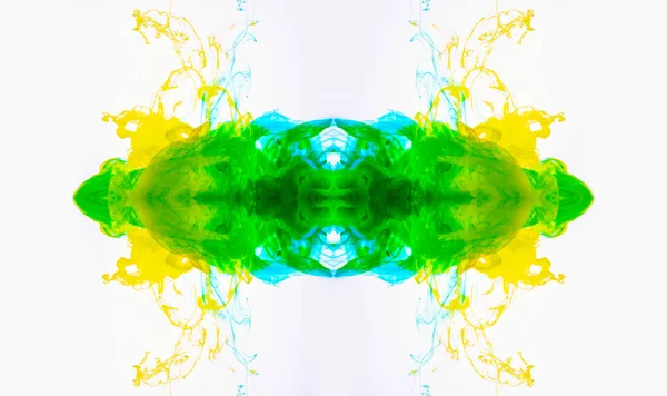 Vopsea acrilică abstractă dizolvată în lichid. Nori galbeni-verzi, ceaţă care se amestecă în apă. Captură macro de cerneală acrilică amestecată în lichid. Fum colorat izolat pe fundal alb . — Fotografie, imagine de stoc