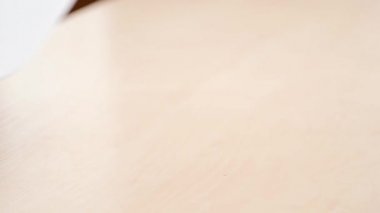Beyaz boşlukları, döşeme eller adamın inkpot ve demir cetvel üzerinde bej resepsiyon. Yakın çekim. Yan görünümü. Kaligrafi yazı için hazırlanıyor. Kaligrafi araçları bej masada. Arka plan bulanık.