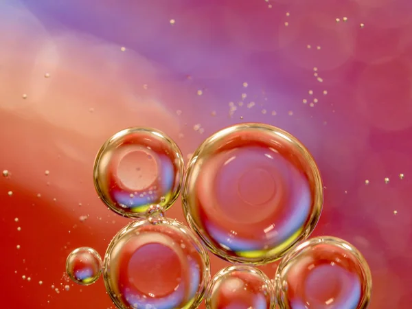 Water bubbles, an abstract background. Close up shot. Blurred background. Colorful glittering spheres. Pattern of glittering universe. Motion of water bubbles in liquid. Macro shot. — Stock Photo, Image