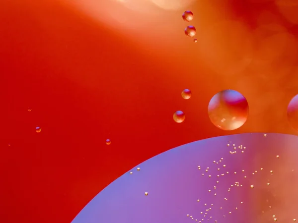 Renkli küreler uzayda. Arka plan bulanık. Atış kapatın. Soyut molekül atom yapısı. Makro moleküller bir kadeh. Parlak kırmızı evren kabarcıkları. — Stok fotoğraf
