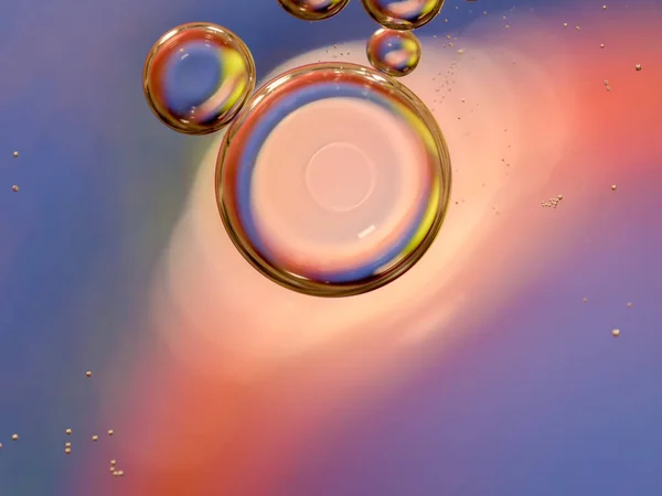 Petites et grandes bulles photographiées en mouvement. Gros plan. Fond flou. sphères scintillantes sur fond abstrait. Les bulles d'eau se déplacent à travers l'univers liquide. Macro shot . — Photo