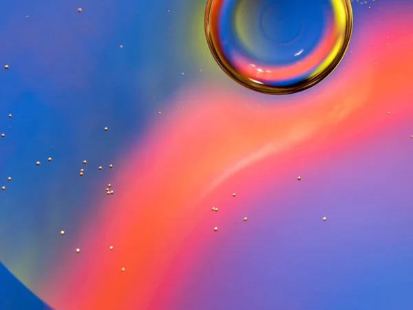 Bolha de água brilhando com luzes multicoloridas. Fecha a macro-fotografia. Fundo desfocado. Movimento de bolhas em líquido. Universo líquido multicolorido, fundo abstrato. Padrão de espaço abstrato . — Fotografia de Stock