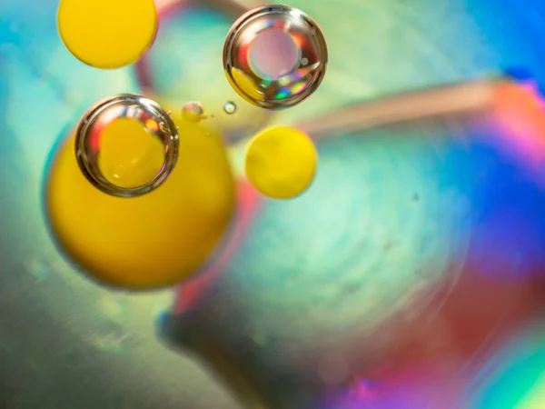 Um fundo abstrato de bolhas e luzes multicoloridas. Um tiro de perto. Fundo desfocado. Foco suave seletivo. Esferas amarelas e bolhas brilhantes, padrão de universo abstrato. Macro shot . — Fotografia de Stock