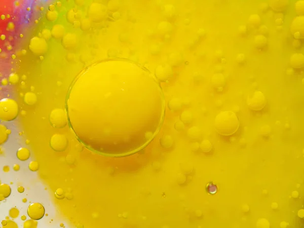 黄色のペンキの背景。黄色のきらびやかな球のスコアです。クローズ アップ ショット。背景をぼかし。選択的なソフト フォーカス。カラフルなきらびやかな泡、抽象的な宇宙のパターン。マクロ撮影. — ストック写真