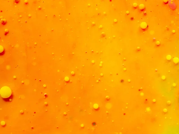 Decenas de pequeñas esferas sobre fondo naranja. Primer plano macro disparo. Fondo borroso. Enfoque suave selectivo. Universo naranja abstracto. Patrón de burbujas amarillas, espacio abstracto . —  Fotos de Stock