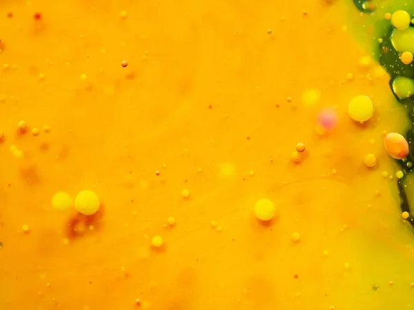 黄色の抽象的な背景。泡のマクロ撮影を終了し、滴をペイントします。背景をぼかし。選択的なソフト フォーカス。黄色球とスポット。抽象的な宇宙のパターン. — ストック写真