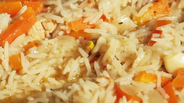 煮沸的皮拉夫。米饭与胡萝卜和肉慢慢沸腾, 额外的近距离的看法。烹饪食物、米饭粥和蔬菜和肉类 — 图库视频影像